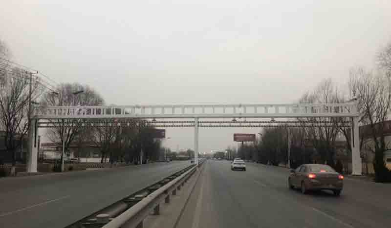 昆玉公路限高杆